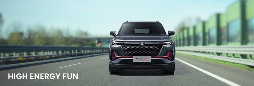 سيارة Changan CS35 Plus رمادية من الأمام تسير على طريق سريع مع حواجز صوتية خضراء