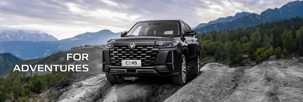 سيارة Changan CS95 سوداء من الأمام تصعد طريقاً صخرياً وعراً في الجبال