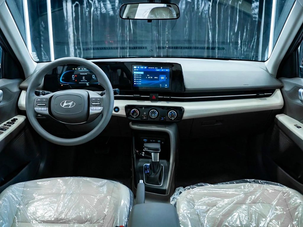 Hyundai Accent — interior